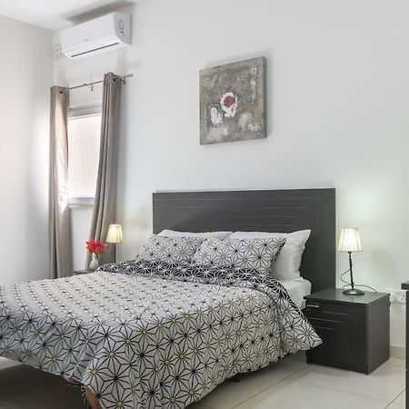 Modern Apt. Close To The Square 세인트폴스베이 외부 사진