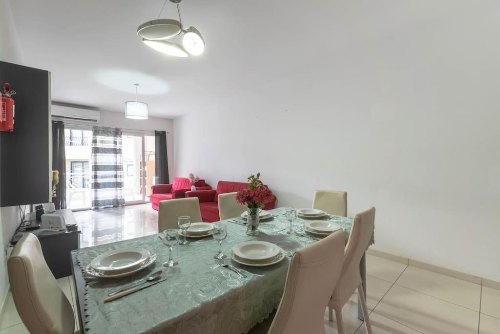 Modern Apt. Close To The Square 세인트폴스베이 외부 사진