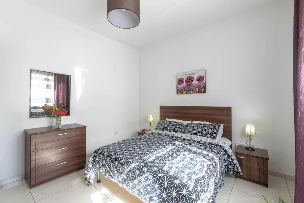 Modern Apt. Close To The Square 세인트폴스베이 외부 사진