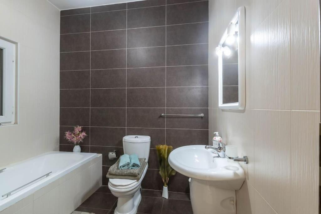 Modern Apt. Close To The Square 세인트폴스베이 외부 사진