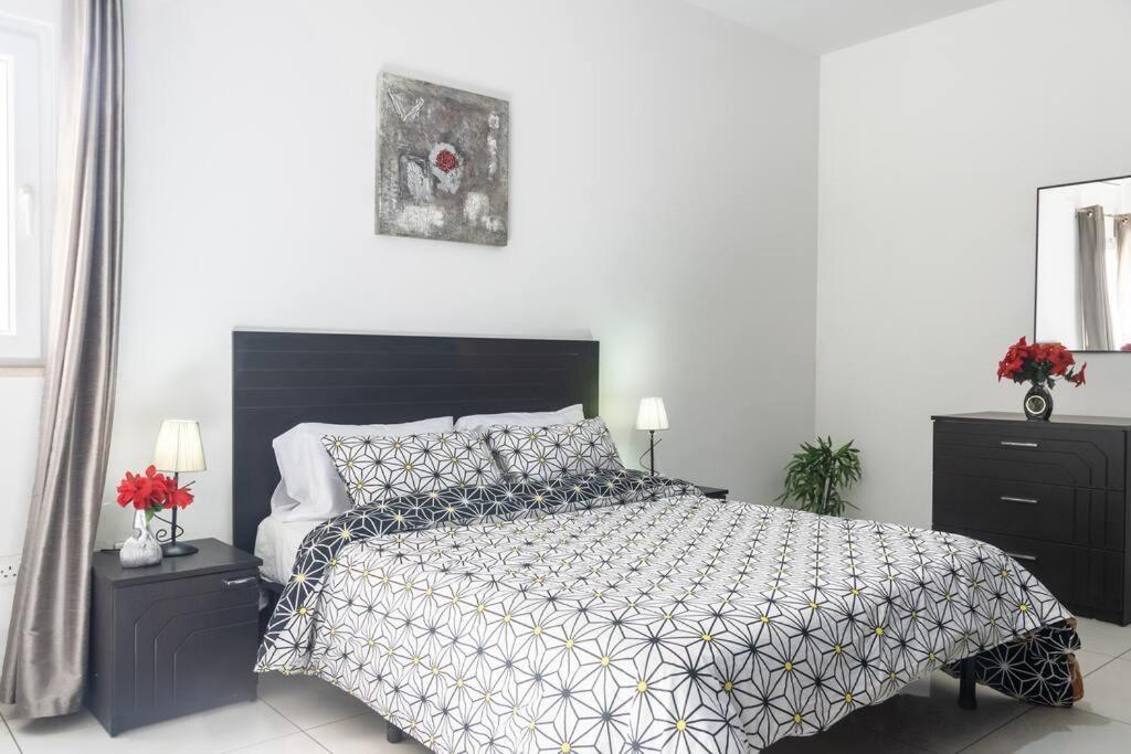 Modern Apt. Close To The Square 세인트폴스베이 외부 사진