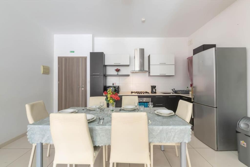 Modern Apt. Close To The Square 세인트폴스베이 외부 사진